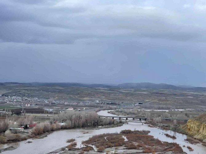 Aras Nehri Karların Erimesi Sonucu Yükseldi