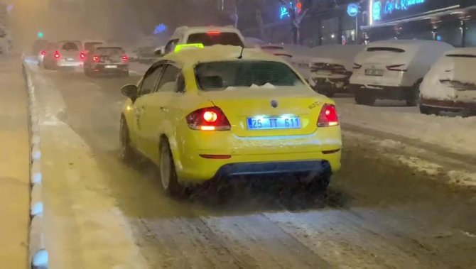 Kar Yolları Trafiğe Kapattı