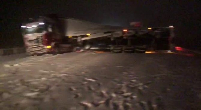 Kar Yolları Trafiğe Kapattı