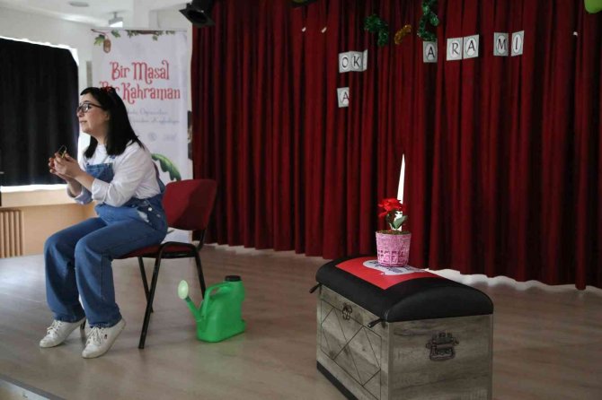 Minikler Tiyatro Oyunu İle Eğlendi