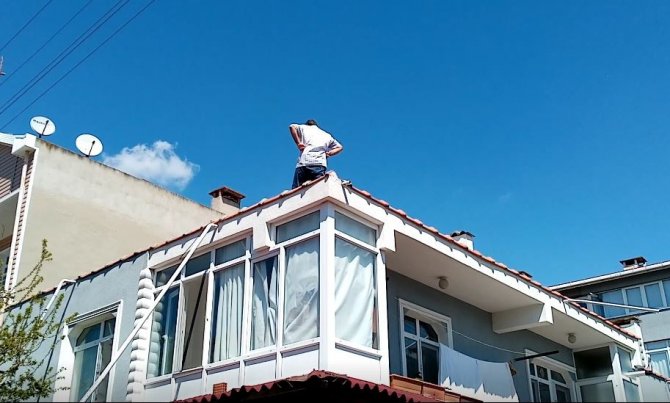 Eşini Dinlemedi, Anten Ayarlamaya Diye Çıktığı Çatıdan Başka Çatıya Düştü