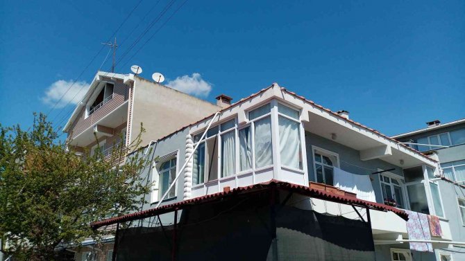 Eşini Dinlemedi, Anten Ayarlamaya Diye Çıktığı Çatıdan Başka Çatıya Düştü