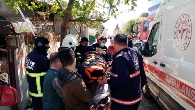 Eşini Dinlemedi, Anten Ayarlamaya Diye Çıktığı Çatıdan Başka Çatıya Düştü