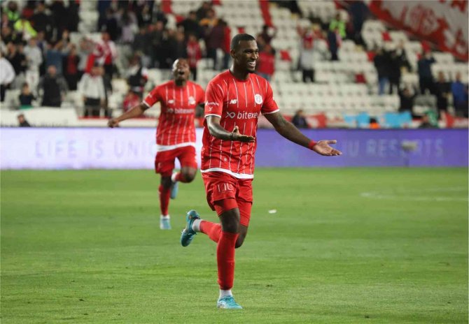 Antalyaspor’da Haji Wright’ın Performansı Sevindiriyor