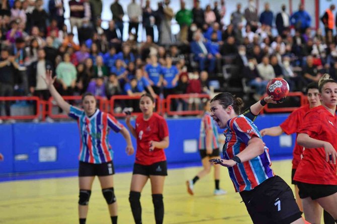 Mavi Kelebekler Yarı Finalde