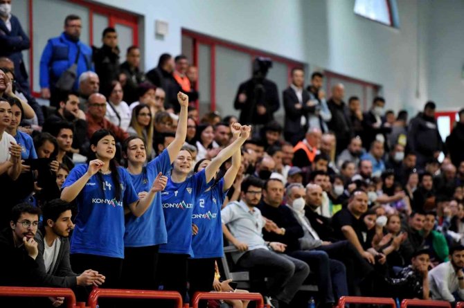 Mavi Kelebekler Yarı Finalde