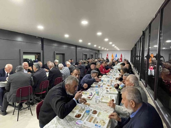 İ̇l Başkanı Yıldırım Muhtarlarla İftar Yemeğinde Buluştu
