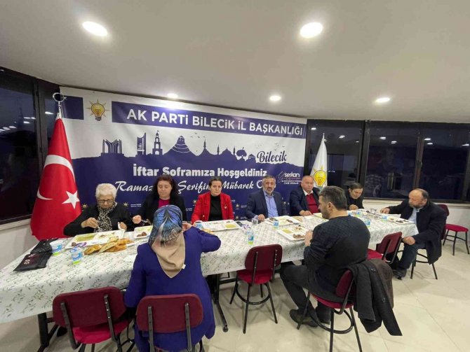 İ̇l Başkanı Yıldırım Muhtarlarla İftar Yemeğinde Buluştu