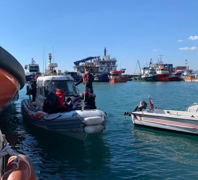 İ̇zmir Sularında Göçmen Hareketliliği: 174 Düzensiz Göçmen Karaya Çıkartıldı