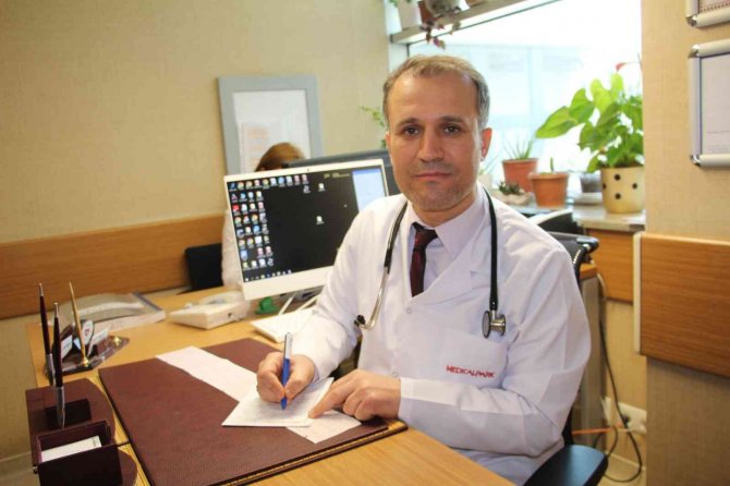 Doç. Dr. Doğdu: "Kalp Hastaları İlaçlarını Aksatmadan Bol Sıvı Tüketerek Oruç Tutabilirler"