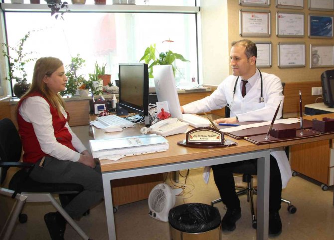 Doç. Dr. Doğdu: "Kalp Hastaları İlaçlarını Aksatmadan Bol Sıvı Tüketerek Oruç Tutabilirler"