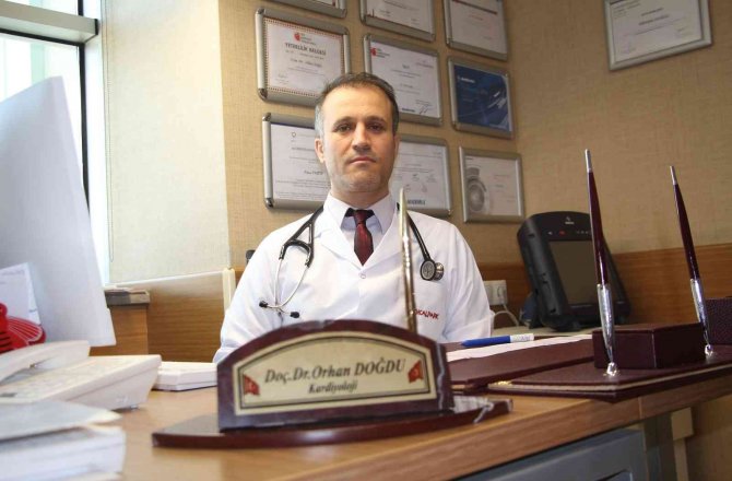 Doç. Dr. Doğdu: "Kalp Hastaları İlaçlarını Aksatmadan Bol Sıvı Tüketerek Oruç Tutabilirler"