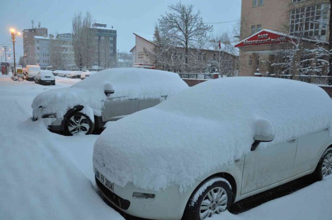 Kars Nisan Ayında Kışı Yaşıyor: Kente Kar Kalınlığı 20 Santimetreyi Geçti