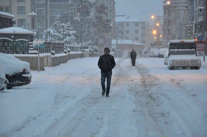 Kars Nisan Ayında Kışı Yaşıyor: Kente Kar Kalınlığı 20 Santimetreyi Geçti