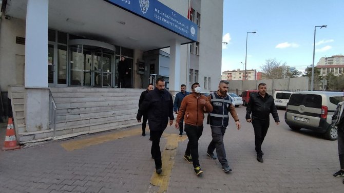25 Yıl 9 Ay Kesinleşmiş Hapis Cezası Bulunan Hırsızlık Zanlısı Polisten Kaçamadı
