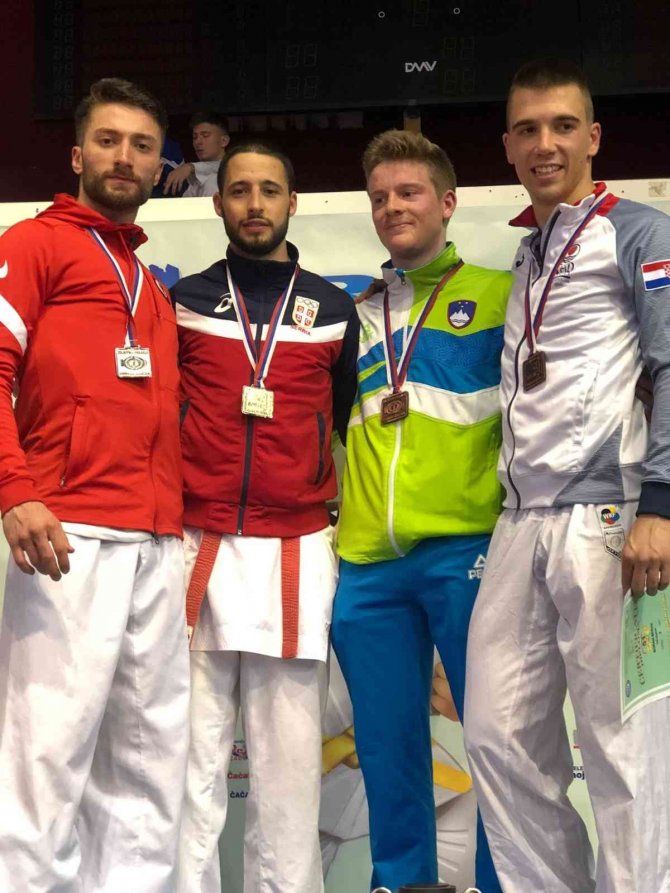 Kağıtsporlu Karateciler Madalyalarla Döndü