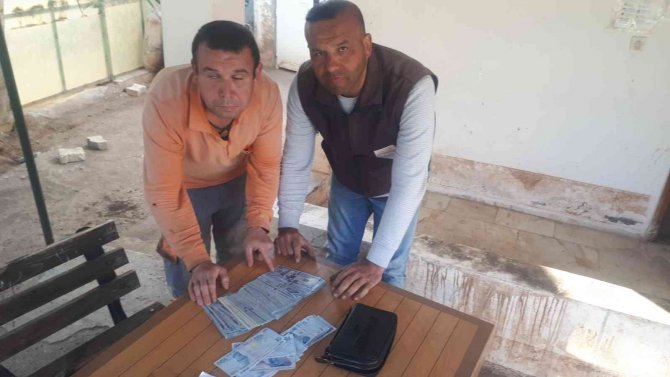 Çiçek Diktiği Parkta Para Dolu Çanta Buldu, Hemen Polise Teslim Etti