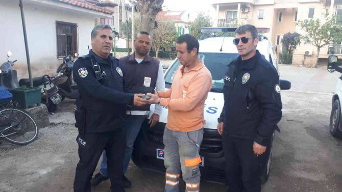 Çiçek Diktiği Parkta Para Dolu Çanta Buldu, Hemen Polise Teslim Etti