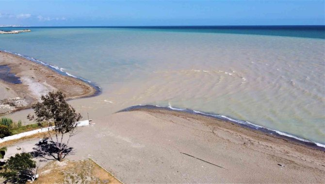 Mersin’de Sel Ve Taşkın Suları Denizi Çamura Çevirdi