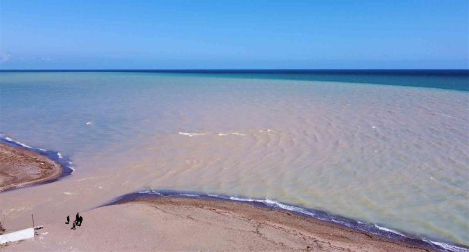 Mersin’de Sel Ve Taşkın Suları Denizi Çamura Çevirdi
