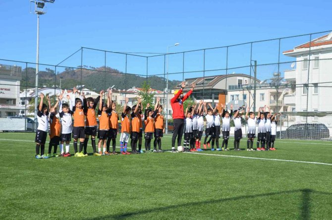 Marmaris’te Minik Futbolcular Spora Ara Vermedi