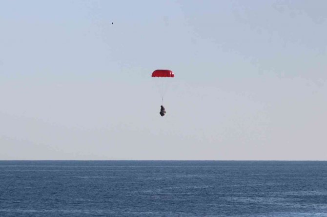 Yamaç Paraşütü Kapanan İki Pilot 200 Metreden Denize İndi
