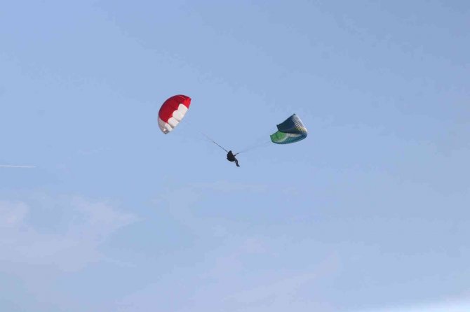 Yamaç Paraşütü Kapanan İki Pilot 200 Metreden Denize İndi