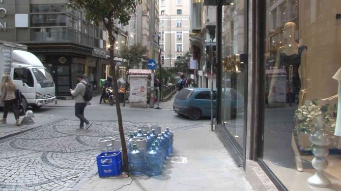 Nişantaşı’nda Sokak Ortasında Silahlı Saldırı Kamerada