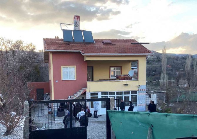Sobadan Sızan Gazdan Zehirlenen Anne Ve Kızı Son Yolculuğuna Uğurlandı