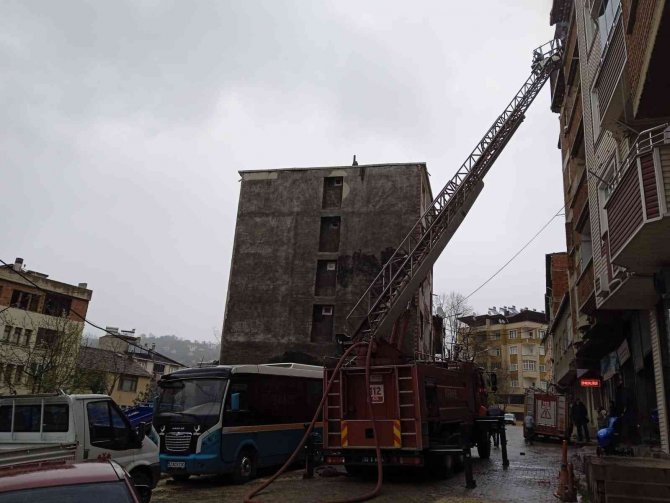 Çatı Katındaki Yangın İtfaiye Ekiplerince Söndürüldü