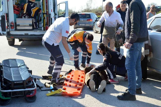 D-650’de İki Otomobil Çarpıştı: 1’i Çocuk 3 Yaralı