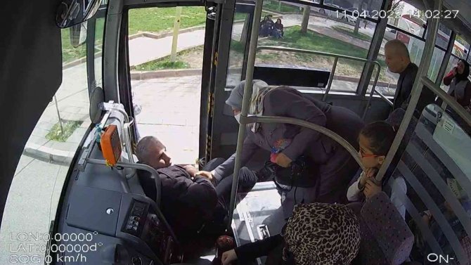 Siirt’te Kadın Otobüs Şoförü, Bayılan Yolcuyu Hastaneye Yetiştirdi