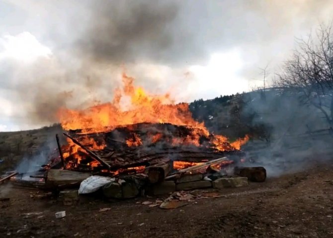 Sinop’ta 1 Ev Ve 1 Ambar Yanarak Tamamen Kül Oldu