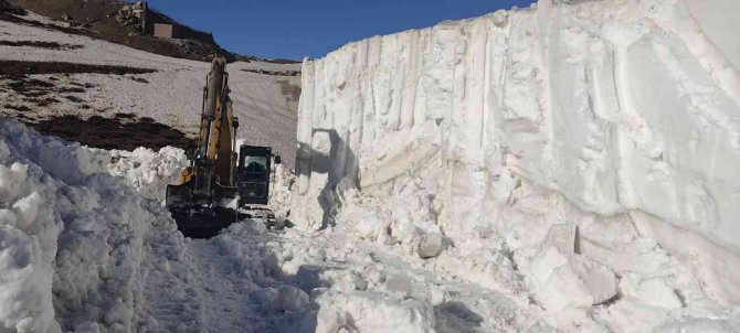 Şırnak’ta Nisan Ayı Ortasında Kar Kütlesi 8 Metreyi Aştı