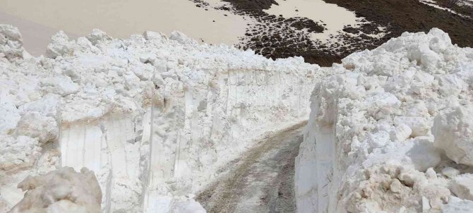 Şırnak’ta Nisan Ayı Ortasında Kar Kütlesi 8 Metreyi Aştı