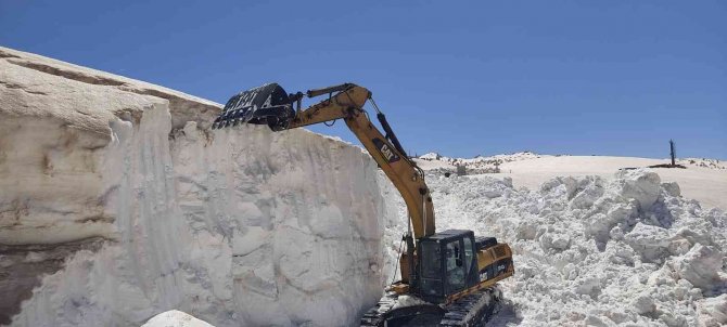 Şırnak’ta Nisan Ayı Ortasında Kar Kütlesi 8 Metreyi Aştı