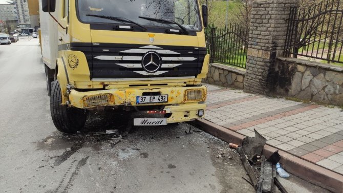 Sultangazi’de Feci Kaza Kamerada: Otomobil Park Halindeki Kamyonun Altına Girdi