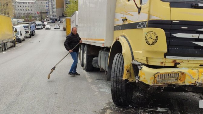 Sultangazi’de Feci Kaza Kamerada: Otomobil Park Halindeki Kamyonun Altına Girdi