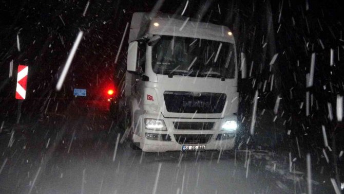Tokat’ta Nisan Ayında Kar Yağışı Ulaşımda Aksamalara Neden Oldu