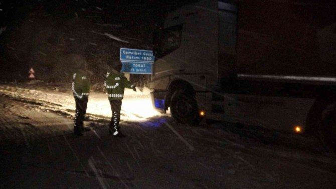 Tokat’ta Nisan Ayında Kar Yağışı Ulaşımda Aksamalara Neden Oldu