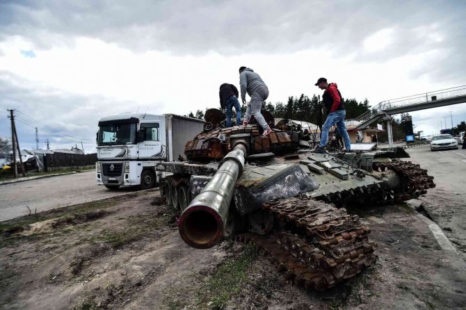 Ukraynalı Sivillerden İmha Edilen Rus Tankının Önünde "Zafer" Pozu