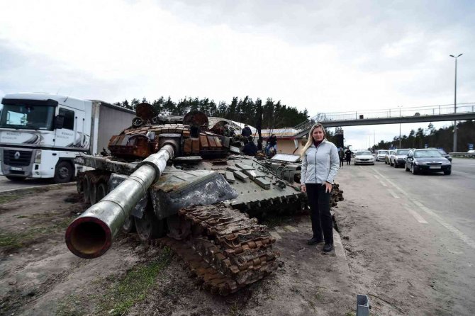 Ukraynalı Sivillerden İmha Edilen Rus Tankının Önünde "Zafer" Pozu