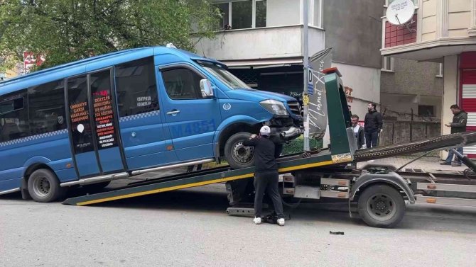 Ümraniye’de Sürücüsü Rahatsızlanan Otomobil Minibüse Ve Cipe Çarptı