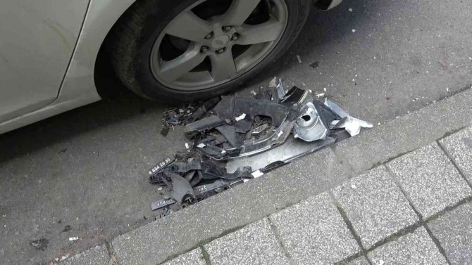 Ümraniye’de Sürücüsü Rahatsızlanan Otomobil Minibüse Ve Cipe Çarptı