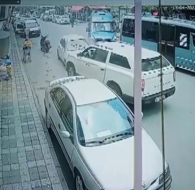 Ümraniye’de Sürücüsü Rahatsızlanan Otomobil Minibüse Ve Cipe Çarptı