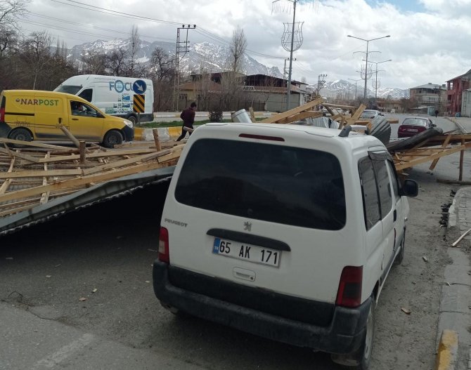 Van’da Kuvvetli Rüzgar İş Yerlerinin Çatısını Uçurdu