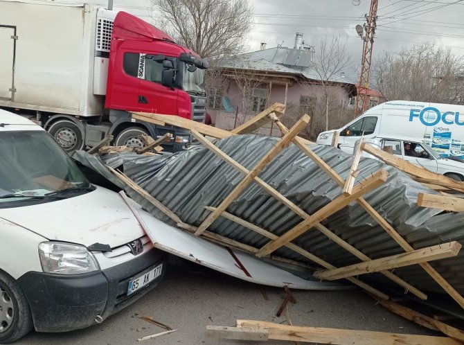 Van’da Kuvvetli Rüzgar İş Yerlerinin Çatısını Uçurdu