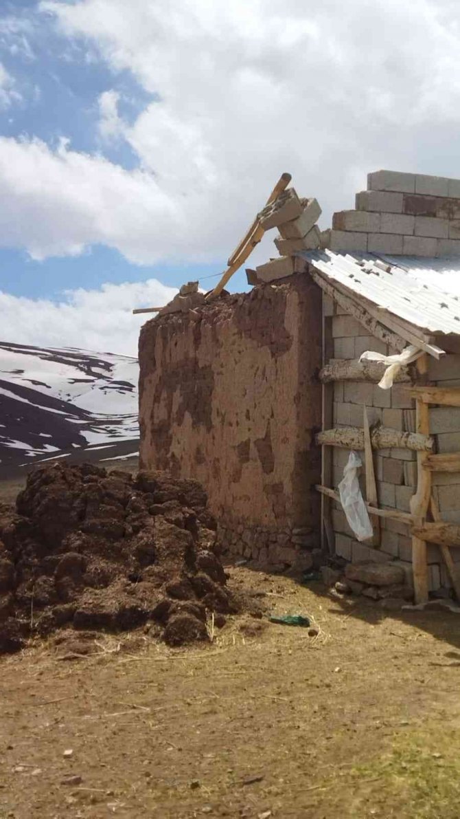 Fırtına Çatıları Uçurdu