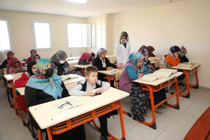 Yüreğir’de Kadınlar Kur’an-ı Kerim Öğreniyor