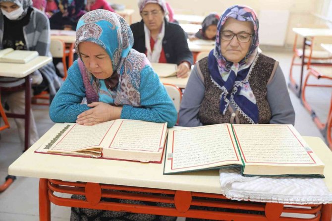 Yüreğir’de Kadınlar Kur’an-ı Kerim Öğreniyor